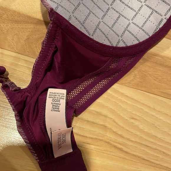 Like new Victoria’s Secret Bra - Picture 2 of 2